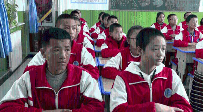 70岁钟发翻拍《僵尸叔叔》，擦边卖肉制作粗糙，票房仅99万